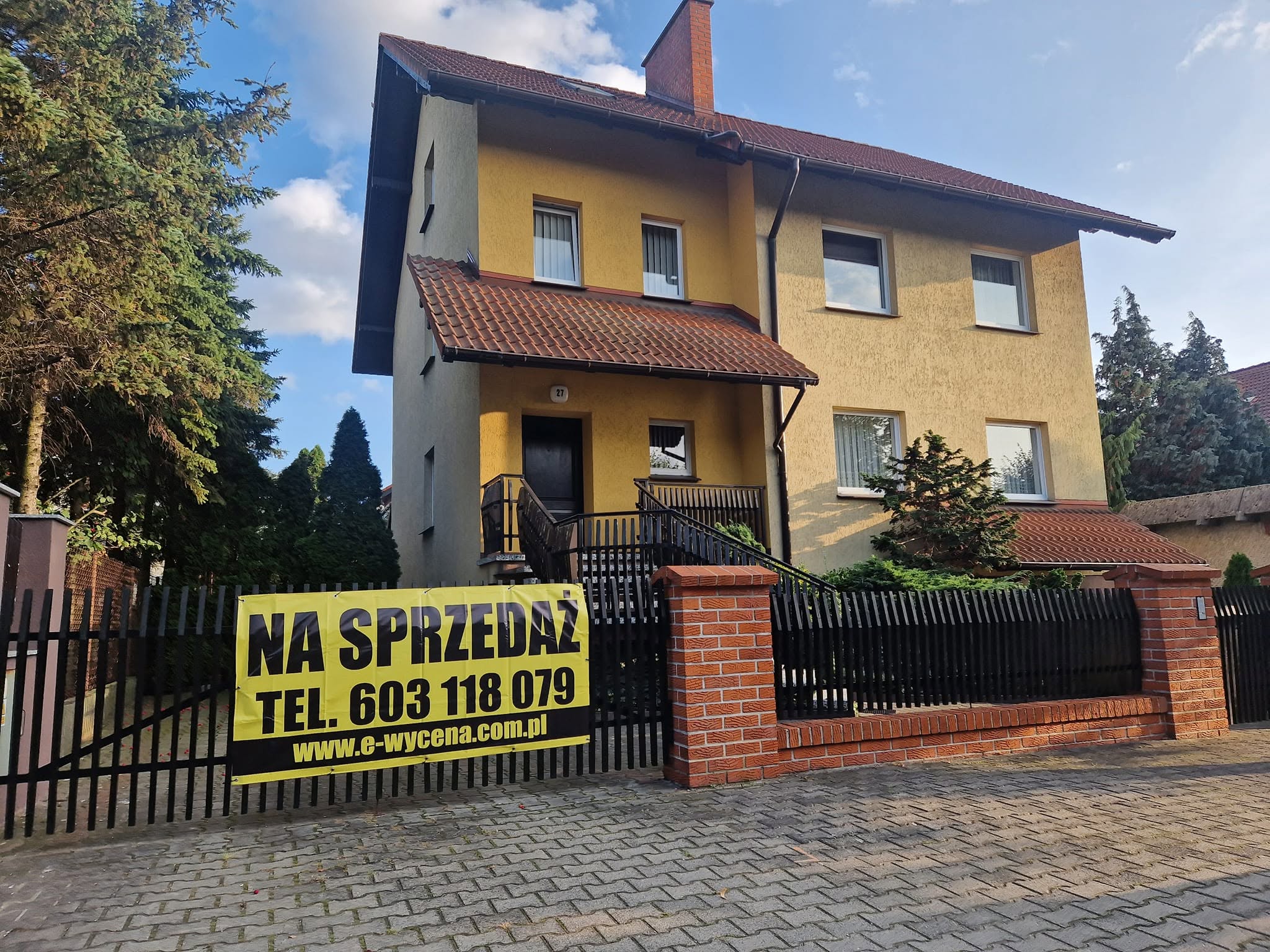 Baner reklamowy na sprzedawanej nieruchomości